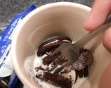 Foto langkah ke 4 dari resep Oreo Mug Cake Microwave.