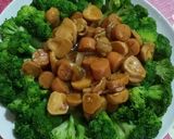 Foto langkah ke 4 dari resep Brokoli siram sosis jamur.