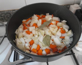 Foto del paso 4 de la receta: Arroz de carrilleras al vino tinto con habitas