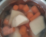 Foto del paso 5 de la receta: Merluza de pincho confitada al pil pil con patatitas y zanahorias hervidas