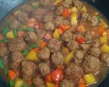 Foto langkah ke 6 dari resep Semur Bola-Bola Daging Sapi.