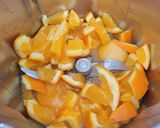 Foto del paso 1 de la receta: Magdalenas de Naranja en thermomix,en un plis plas,las medidas se hacen con el vaso de yogurt vacío