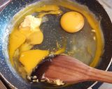 Foto langkah ke 4 dari resep Buttermilk Scrambled Egg.