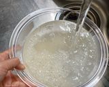 Foto del passaggio 1 della ricetta Riso con sbriciolata di gamberetti e uovo