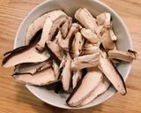 Hình bước làm 2 của món 🌱 Mì Nưa Xào Nấm Mỡ & Lá Cải Bẹ Trắng (Vegan)
