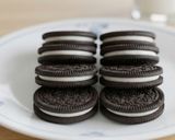 صورة لخطوة 4 من وصفة أرز باللبن بقطع المانجا وجيلي وصوص الفراولة وقطع بسكويت بوريو