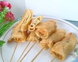Foto langkah ke 6 dari resep Sate Dadar Gulung Sosis.