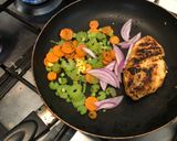 Foto del paso 4 de la receta: Pechuga a la naranja con verduras salteadas al dente