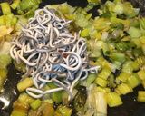 Foto del paso 5 de la receta Revuelto picante de gulas y puerro