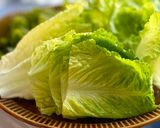 Hình bước làm 1 của món Rau Diếp Cuốn Phi Lê Bò Áp Chảo & Kim Chi Chấm Sốt Ssamjang Hàn Quốc