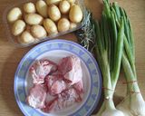 Foto del passaggio 1 della ricetta Agnello al forno con patate novelle e cipollotti