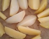 Foto langkah ke 1 dari resep Potato Wedges Goreng.