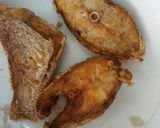 Foto langkah ke 1 dari resep Ikan goreng lada hitam.