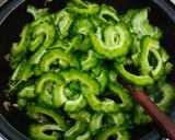 Foto langkah ke 3 dari resep Tumis Pare Rebon Pedas.