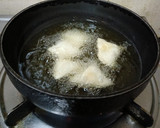 A picture of step 6 of Pop In The Mouth ----- Mini Spinach & Cheese Samosas with home-made spring roll wrapper.