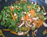 Une image de l'étape 2 de Chow mein crevettes.