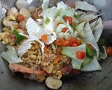 Foto langkah ke 5 dari resep Kwetiaw Goreng Simpel.