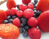 Foto del paso 1 de la receta Batido de arándanos, fresas y frambuesas enriquecido con Agua de Mar