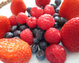 Foto del paso 1 de la receta: Batido de arándanos, fresas y frambuesas enriquecido con Agua de Mar