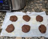 Foto del paso 3 de la receta: Galletitas de banana, chocolate y arándanos, sin azúcar y sin tacc