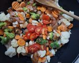 Csirkés, zöldséges tészta tejszínnel, sajttal 🥦🧄🥕🧀🍜 recept fázis 2 fotója