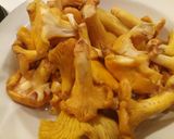 A picture of step 1 of Spaghetti con i finferli spaghetti with chanterelle mushrooms.