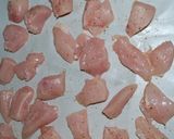 Foto del paso 2 de la receta: Pechuga de pollo con salchichas blancas a la cerveza