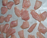 Foto del paso 2 de la receta: Pechuga de pollo con salchichas blancas a la cerveza