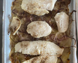Foto del paso 9 de la receta: Merluza al horno con patata 🐟🥔
