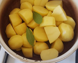 Foto del paso 1 de la receta: Patatas revolconas con bacon y huevo cocido