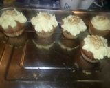 Foto del paso 10 de la receta: Cupcakes de zanahoria y frutos secos decorados con frosting de queso crema