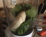A picture of step 1 of Green smoothie drink.