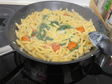 Pasta con espinacas y tomate