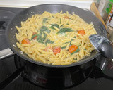 Foto del paso 2 de la receta: Pasta con espinacas y tomate