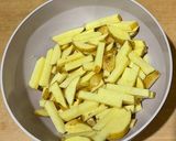 عکس مرحله 1 از دستور سیب زمینی و کالباس تنوری (شام فوری)