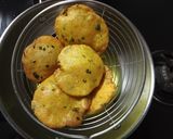 A picture of step 11 of Matar/Peas Chaat with Hoemade Fenugreek Masala Puri.