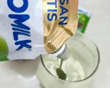 Foto langkah ke 3 dari resep Strawberry Matcha Latte.