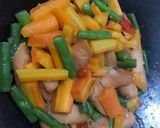 Foto langkah ke 3 dari resep Tumis Wortel Buncis Sosis.