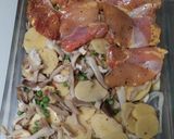 Foto del paso 3 de la receta: Contramuslos de pollo rural al horno con patatas, zanahorias, cebollas, setas y guisantes