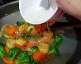 Foto langkah ke 3 dari resep Tumis tahu brokoli wortel.
