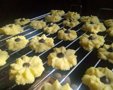 Foto langkah ke 8 dari resep Kukis Dahlia (Semprit Susu).