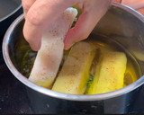 Foto del paso 2 de la receta: Merluza confitada con salsa de mostaza y miel