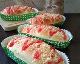 Foto langkah ke 8 dari resep Strawberry Streusel Bread (Roti Manis Strawberry Crumble).