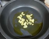 Foto del paso 3 de la receta: Spaghetti caldoso con almejas, coco, piparras y café