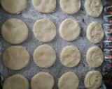 Foto del paso 4 de la receta: Galletitas de maizena y coco súper fáciles!