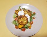 Cukkinifelfújt salátaágyon fokhagymás tejföllel recept fázis 3 fotója