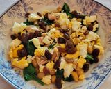 Foto del paso 4 de la receta: Revuelto de espinacas, con garbanzos, huevo, atún y pasas