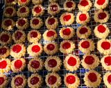 Gambar langkah 7 resipi Strawberry Thumbprint Cookies.