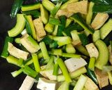 百頁豆腐炒小黃瓜的食譜步驟2照片