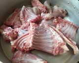 Foto del paso 1 de la receta: Cabrito al vino y ajo